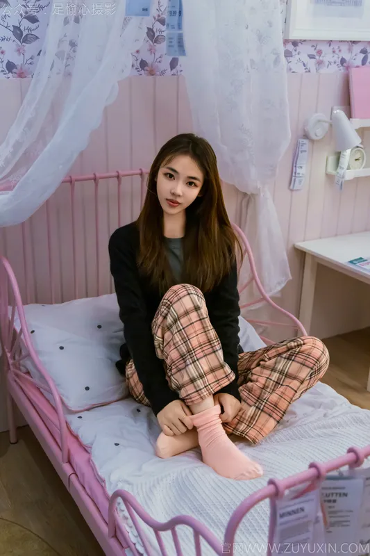 足愉心 NO.032 软软（搭配:黑色外套、黄色格子长裤、毛绒拖鞋、粉色棉袜、裸足） - 足愉心