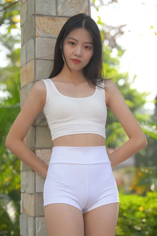 [魔镜街拍] 050 街拍白色热裤高跟 - 魔镜街拍